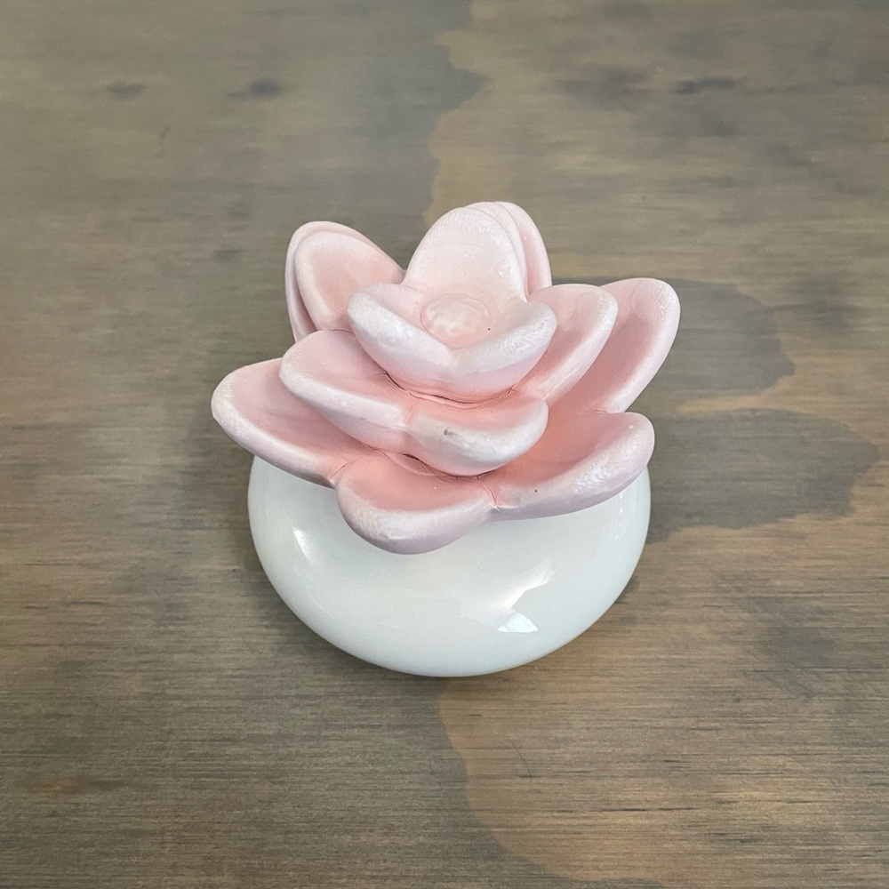 Ceramic floral oil diffuser